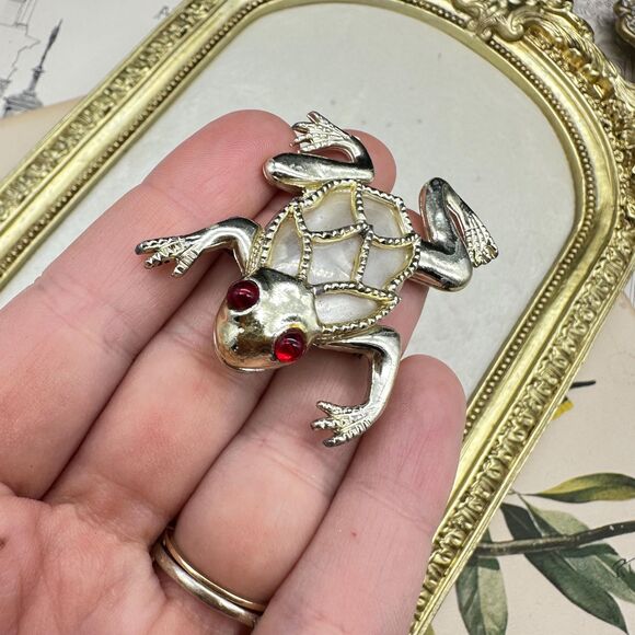 Vintage Frog Brooch Frog with Red Stone Eyes and Gold Tone  Pin - Picture 2 of 4